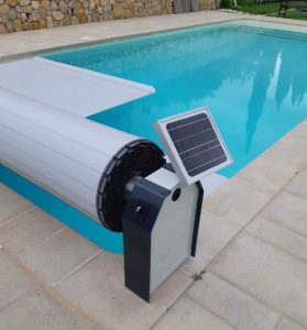 Module photovoltaïque fixé à un volet de piscine